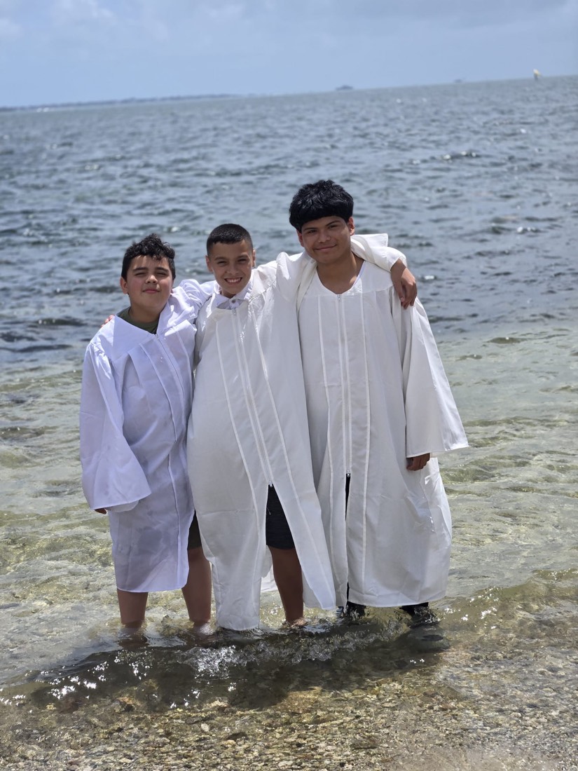 Bautismo de la congregación en la playa
