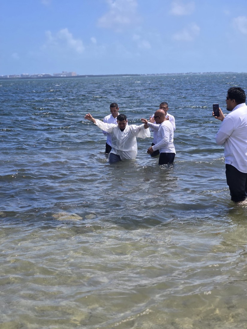 Bautismo de la congregación en la playa