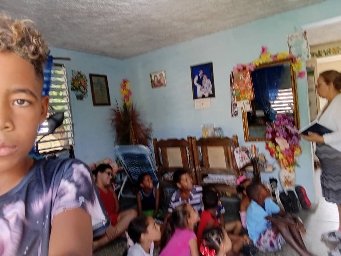 Niños reunidos en la obra misionera en Cuba