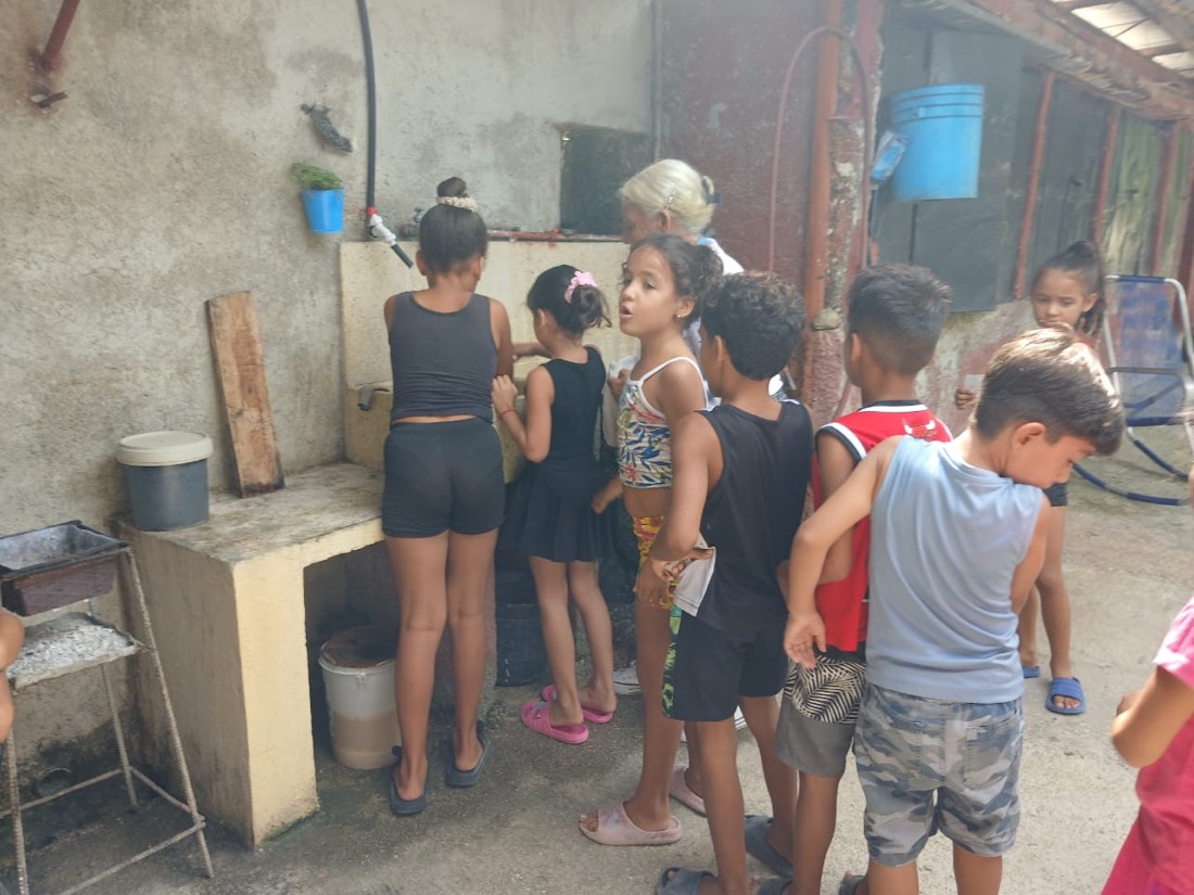 Niños lavándose las manos antes de comer