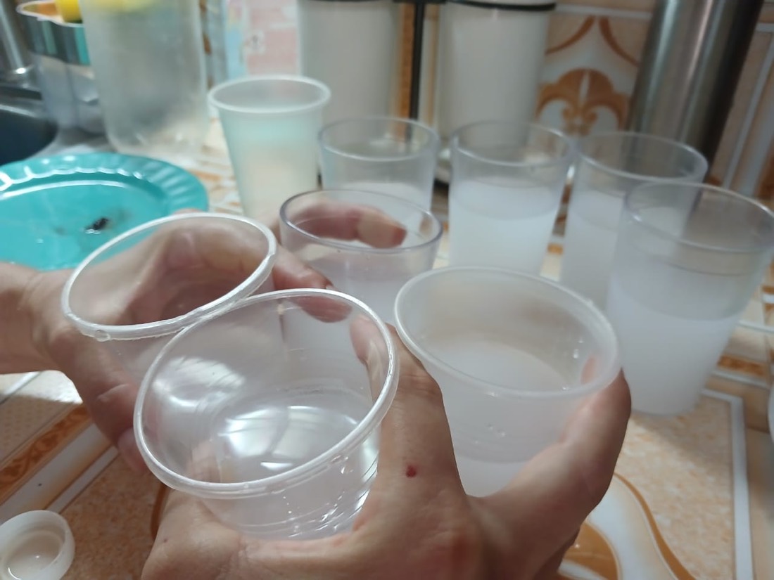 Vasos de agua servidos para los niños
