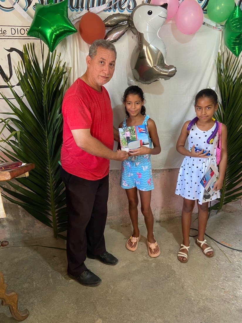 Pastor Alexis Velázquez con niños de la obra misionera